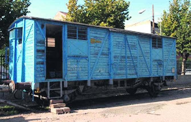 A la izquierda, integrantes de la Asociación de Amigos del Ferrocarril de la Estación de Linares-Baeza, junto con los participantes en las últimas jornadas organizadas por el colectivo, procedentes de diferentes puntos del país. Arriba, el vagón J en el que el colectivo tiene su sede, que se encuentra en la Estación de Linares-Baeza.