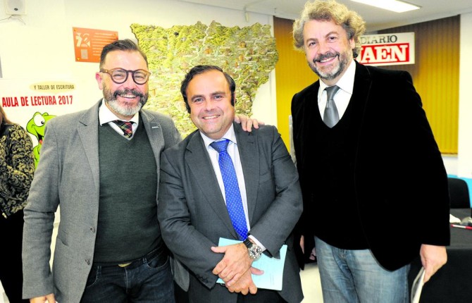 El delegado Rafael Valdivielso; el director de zona de Alsa, Valeriano Díaz, y el director de Diario JAÉN, Juan Espejo.