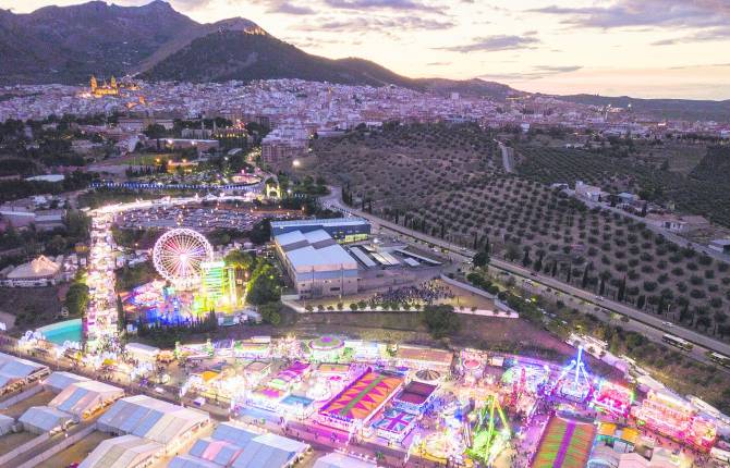 VISTA AÉREA. Aspecto de las casetas y la zona de atracciones en la última Feria de San Lucas.