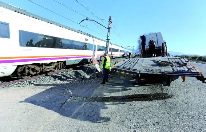 6 DE MARZO DE 2014. Estado en que quedó el tren siniestrado tras la espectacular colisión con un camión. 6 DE MARZO DE 2014. Estado en que quedó el tren siniestrado tras la espectacular colisión con un camión.