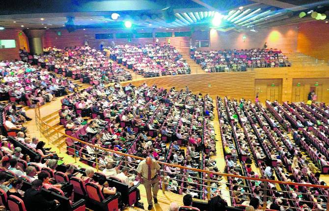 MULTITUD. Asistentes a una de las conferencias en el Palacio de Concgresos de Granada.