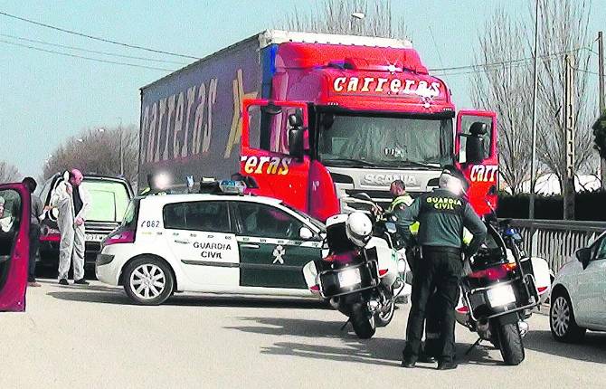 suceso. La Guardia Civil junto al camión en el que apareció muerto el conductor.