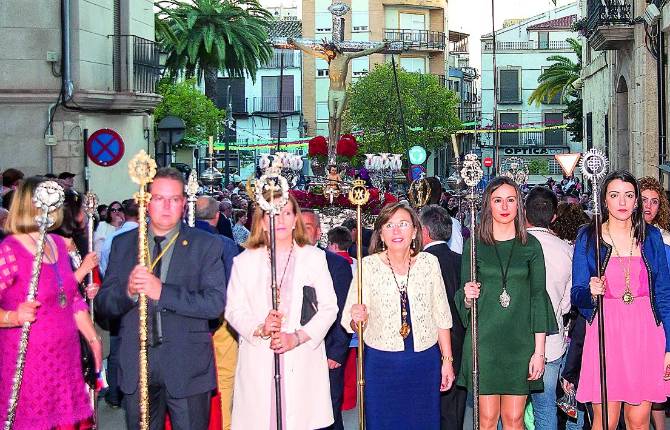 CELEBRACIÓN. El Cristo de la Vera-Cruz, arropado por cofrades y vecinos, procesiona por las calles de la ciudad. CELEBRACIÓN. El Cristo de la Vera-Cruz, arropado por cofrades y vecinos, procesiona por las calles de la ciudad.