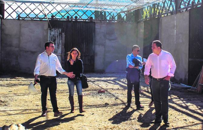 INSPECCIÓN. Víctor Torres comenta con los técnicos los pormenores de la rehabilitación del edificio. INSPECCIÓN. Víctor Torres comenta con los técnicos los pormenores de la rehabilitación del edificio.