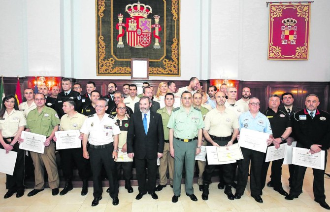 SEGURIDAD. Fotografía de familia con representantes de los Cuerpos de Seguridad, autoridades y reconocidos.