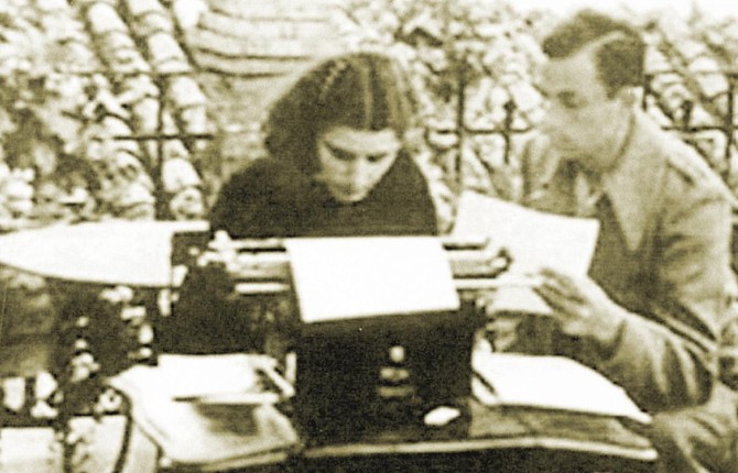 HISTORIA. Josefina Manresa y Miguel Hernández, en la terraza de la casa de la calle Llana que compartieron en sus días en Jaén. 