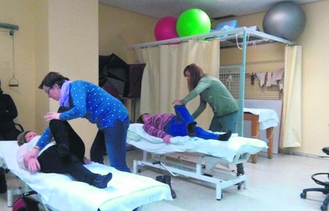 PATOLOGÍA. Las fisioterapeutas trabajan con pacientes durante la parte práctica del taller en el Hospital San Agustín.