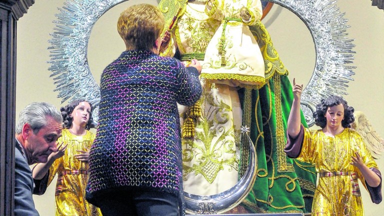 Santisteban obsequia a la Virgen del Collado con todo su cariño