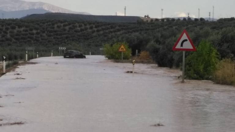 Una tromba de agua corta el tráfico Una tromba de agua corta el tráfico