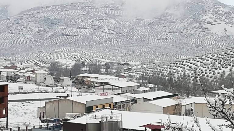 La nieve obliga a circular con cadenas en diez vías La nieve obliga a circular con cadenas en diez vías