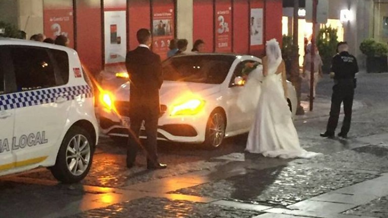 Multan a unos recién casados por parar el coche para hacerse una foto en Bernabé Soriano