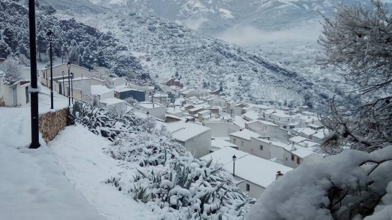La nieve obliga a circular con cadenas en diez vías La nieve obliga a circular con cadenas en diez vías