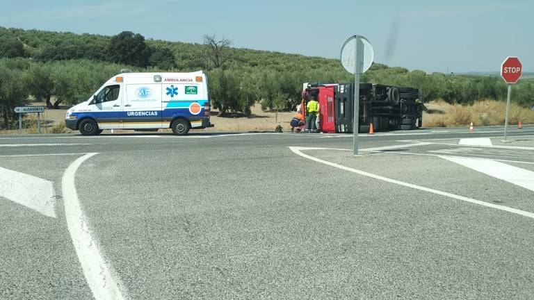 Herido leve el conductor de un camión tras sufrir un accidente Herido leve el conductor de un camión tras sufrir un accidente