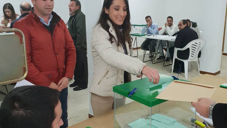 Mónica Moreno, de Ciudadanos, vota en Martos Mónica Moreno, de Ciudadanos, vota en Martos