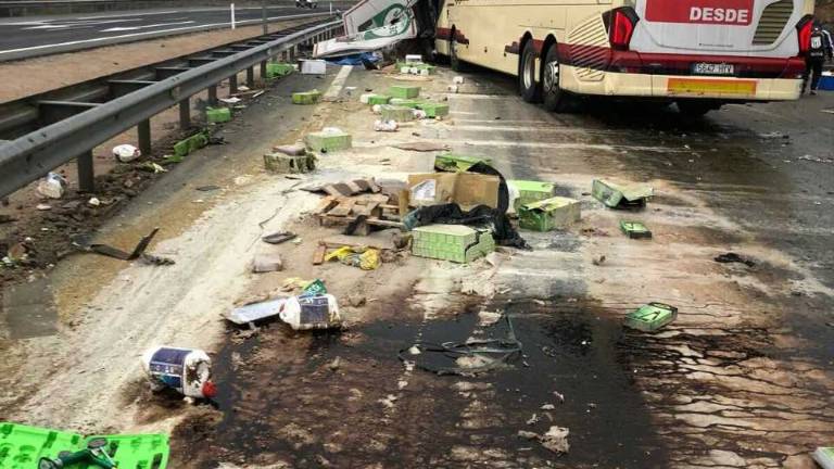 Un accidente del autobús del Ríos aplaza la semifinal copera