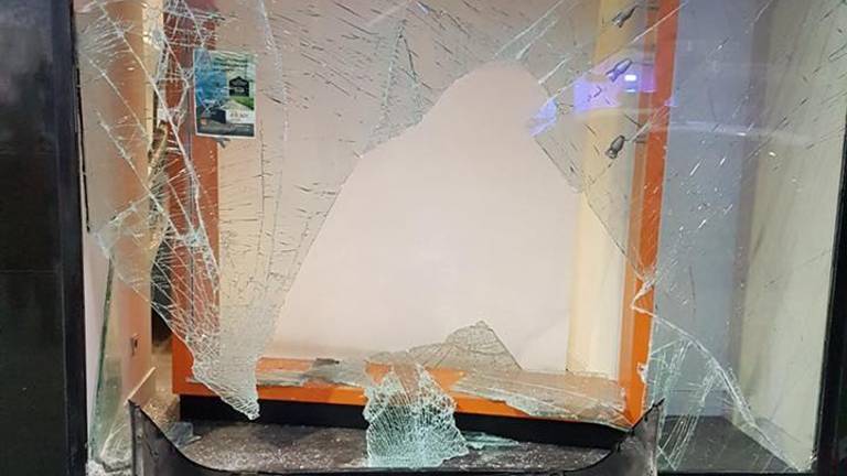 La Policía busca a 4 individuos que han alunizado en una tienda de móviles La Policía busca a 4 individuos que han alunizado en una tienda de móviles