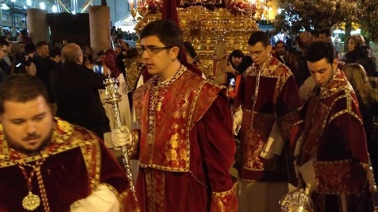 Fervor y manos en el corazón entre palios, varales y tronos Fervor y manos en el corazón entre palios, varales y tronos