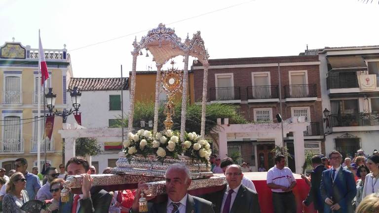 Las calles se visten de color para rendirse ante Cristo