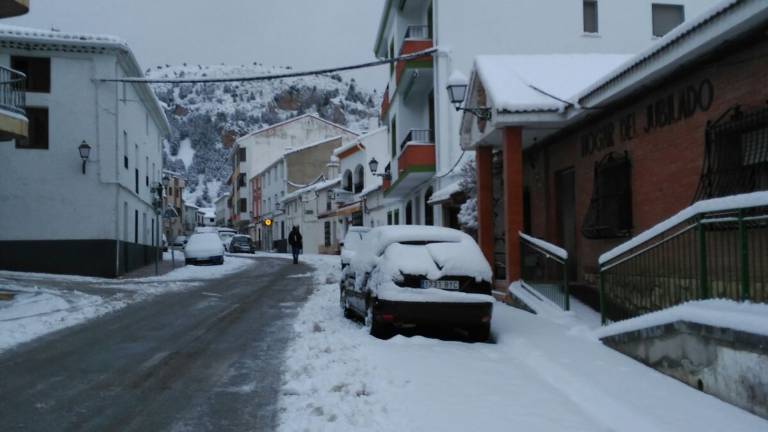 La nieve obliga a circular con cadenas en diez vías La nieve obliga a circular con cadenas en diez vías