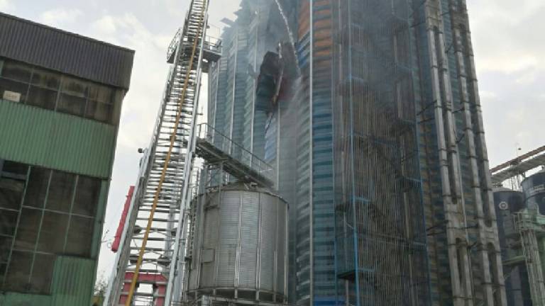 Cuatro trabajadores atendidos por la explosión de un silo Cuatro trabajadores atendidos por la explosión de un silo