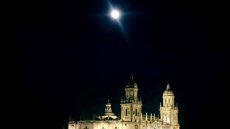 La expectación se desborda para capturar la superluna La expectación se desborda para capturar la superluna