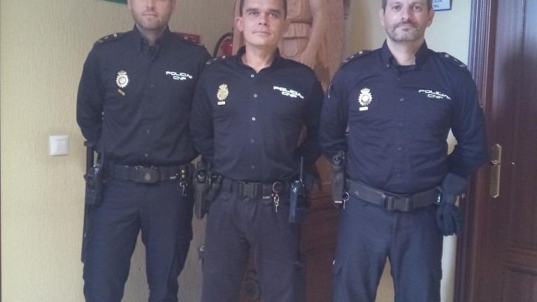 Tres policías salvan la vida a un hombre en Linares