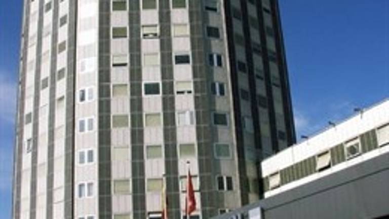 Muere un hombre y su bebé de un año al lanzarse por una ventana del Hospital La Paz Muere un hombre y su bebé de un año al lanzarse por una ventana del Hospital La Paz