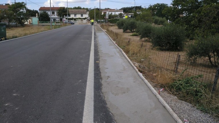 Banda de hormigón para peatones en parte de la carretera de Iznalloz