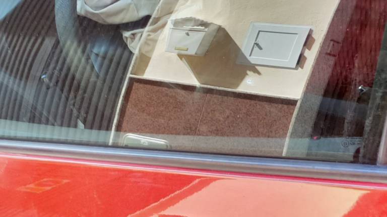 Un coche se estrella contra una casa en Alcalá Un coche se estrella contra una casa en Alcalá