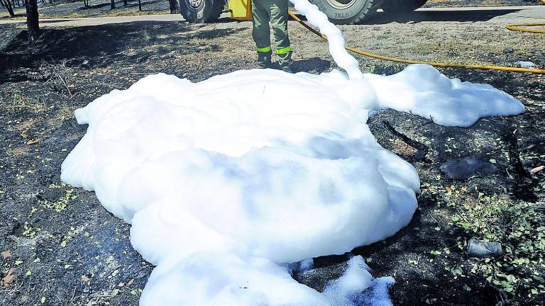 Combate para apagar una a una las brasas de un fuego de 830 hectáreas