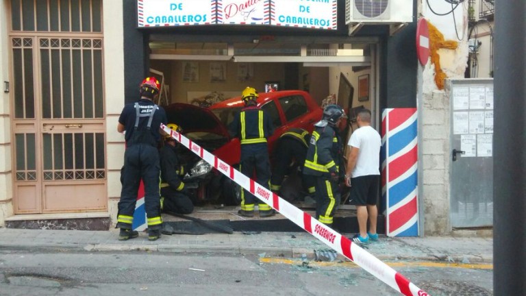 Un vehículo se empotra en una peluquería de la capital