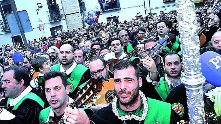 Una procesión “cum laude” Una procesión “cum laude”