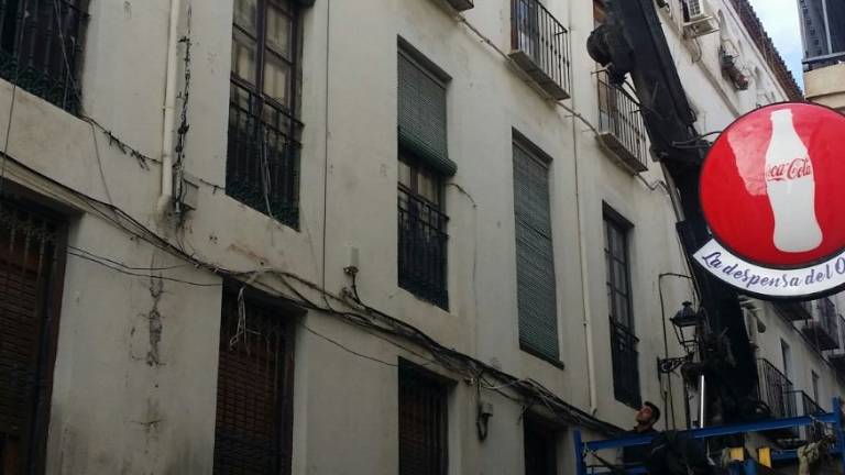 Calle Obispo González, cortada por una grúa Calle Obispo González, cortada por una grúa