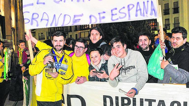 Cánticos, bengalas y mucha fiesta