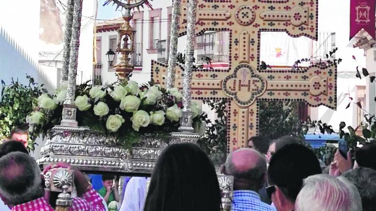 Las calles se visten de color para rendirse ante Cristo