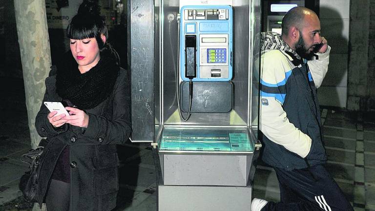 El Gobierno “indulta” las 311 cabinas telefónicas que todavía sobreviven El Gobierno “indulta” las 311 cabinas telefónicas que todavía sobreviven