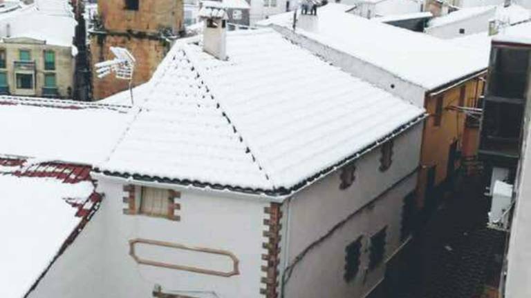 La nieve obliga a circular con cadenas en diez vías La nieve obliga a circular con cadenas en diez vías