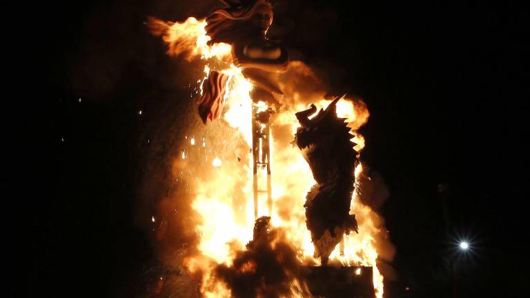 Multitudinaria combustión de la falla de San José en Mancha Real Multitudinaria combustión de la falla de San José en Mancha Real
