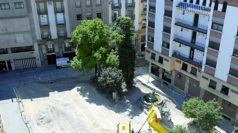 Volquetes de zahorra para el “relleno” de Deán Mazas Volquetes de zahorra para el “relleno” de Deán Mazas
