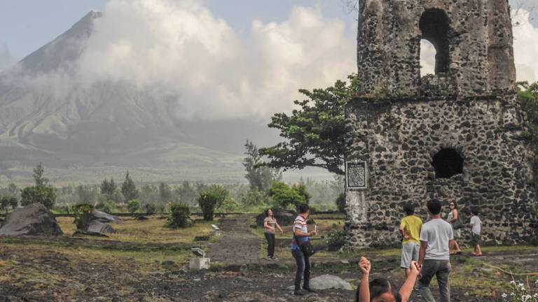La vida a la sombra del volcán Mayon: amenaza y oportunidad La vida a la sombra del volcán Mayon: amenaza y oportunidad