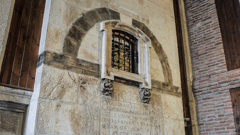 Vitrinas repletas de ofrendas Vitrinas repletas de ofrendas