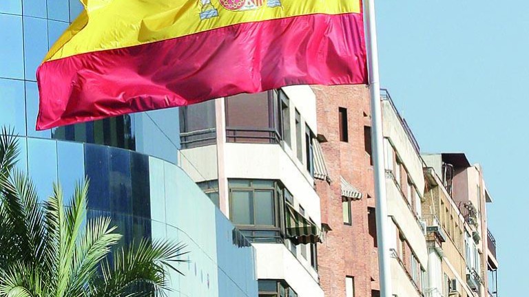 El alcalde enarbola la bandera en plena convulsión catalana