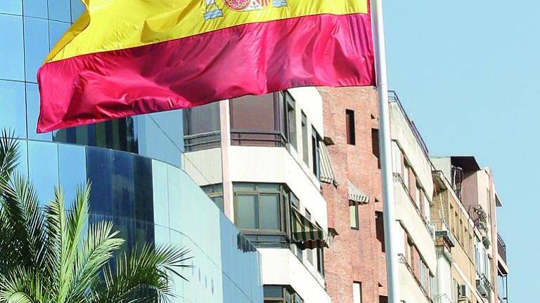 El alcalde enarbola la bandera en plena convulsión catalana El alcalde enarbola la bandera en plena convulsión catalana