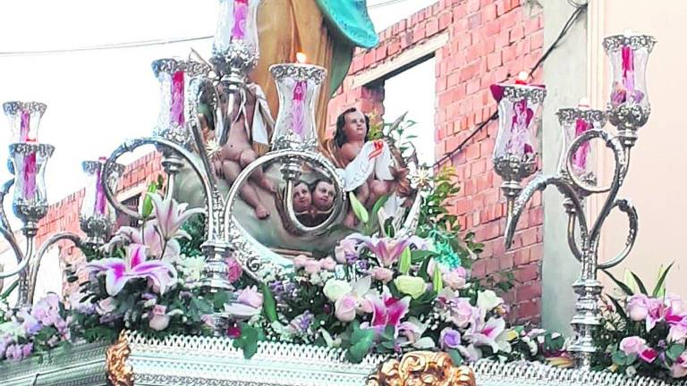 Un pequeño pueblo unido alrededor de su Inmaculada Un pequeño pueblo unido alrededor de su Inmaculada