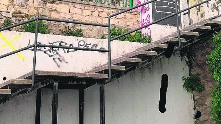 Niños desafían a la muerte por jugar en el Ruiz Jiménez Niños desafían a la muerte por jugar en el Ruiz Jiménez