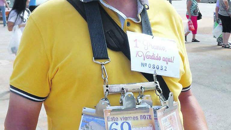 Un vendedor de la ONCE da otro premio de 350.000 euros Un vendedor de la ONCE da otro premio de 350.000 euros