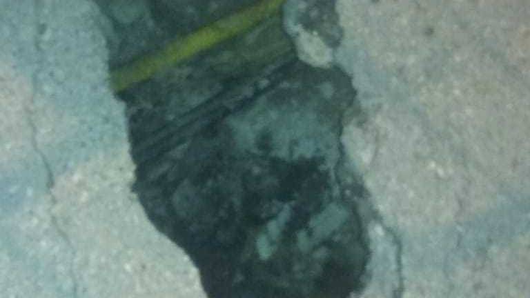 Enorme socavón en la calle Daóiz Enorme socavón en la calle Daóiz