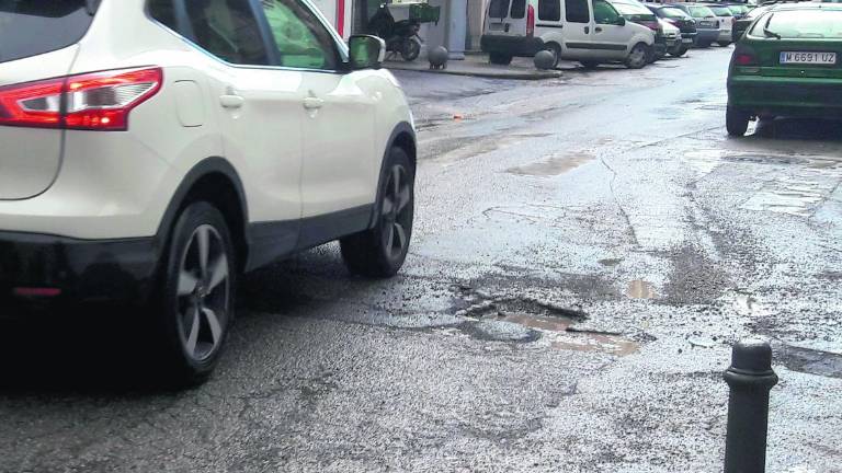 “Millán de Priego”, una calle tomada por los baches