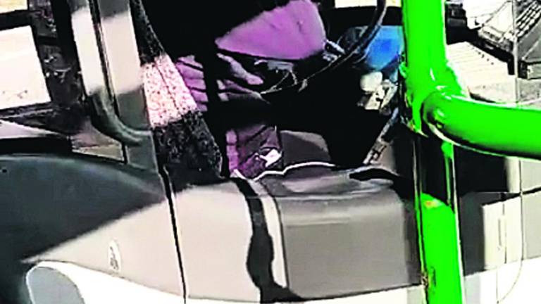 Al volante de un autobús con el móvil y un cigarrillo Al volante de un autobús con el móvil y un cigarrillo