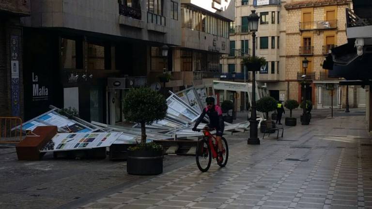 El viento destroza la exposición de la UJA en la Carrera El viento destroza la exposición de la UJA en la Carrera